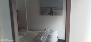 米米藏Appartement a 500 metres de l'ocean的一张床上的镜子和一张照片