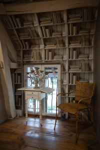 吉维尼Givernel的书墙的房间里一张桌子和一把椅子