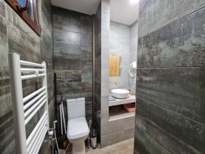 第比利斯Apart10 "Capture Old Tbilisi Spirit"的一间带卫生间和水槽的浴室