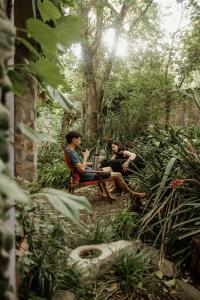 科尔多瓦Prana Eco hospedaje的两人坐在花园里的椅子上
