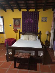 科尔多瓦Prana Eco hospedaje的卧室配有一张床和一张桌子