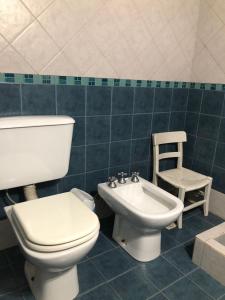科尔多瓦Prana Eco hospedaje的一间带卫生间和水槽的浴室