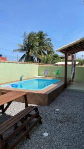 卡波布里奥Casa Unamar的一个带桌子和长凳的游泳池