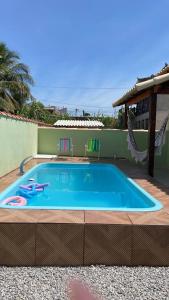 卡波布里奥Casa Unamar的庭院中间的游泳池