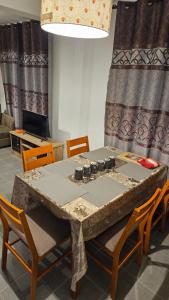 Petit RaffraySK Residence的桌子,桌子,桌子,桌子,桌子,桌子,
