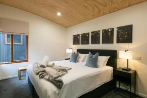 福尔斯克里克富楼福村庄公寓的一间卧室配有带白色床单和蓝色枕头的床。