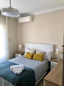 安特克拉Apartamento Parquesol的一间卧室配有带毛巾的床
