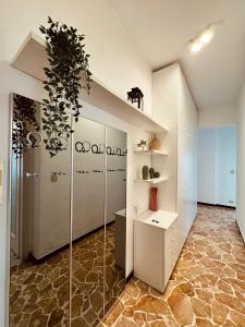 瓦拉泽Casa vacanze LA NINA的一间有白色橱柜和盆栽的房间