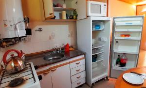 波特雷里约斯Alas de Mirlos的一间带冰箱和水槽的小厨房