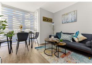 伦敦City Oasis - 1 BD Flat in Central Location的客厅配有沙发和桌子
