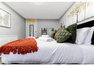 伦敦City Oasis - 1 BD Flat in Central Location的一张白色的大床,上面有橙色毯子