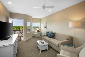 达克Sanderling Resort Outer Banks的带沙发和电视的客厅