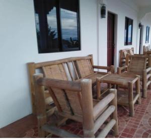 莫阿尔博阿Pescador View - Beach Resort & Restaurant的一套椅子和一张桌子