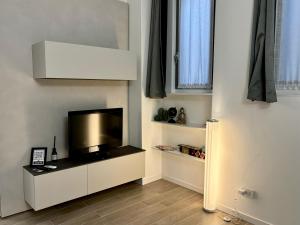 米兰Modern-House • Fiera Milano (MiCo) • City Life的一间客厅,客厅内配有电视