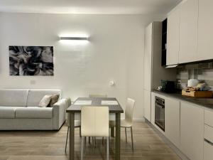 米兰Modern-House • Fiera Milano (MiCo) • City Life的厨房配有餐桌和沙发