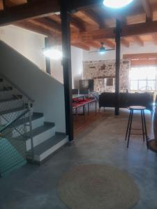 MontánCasa Buscareta的客厅设有楼梯和桌子