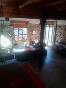 MontánCasa Buscareta的客厅配有沙发和桌子