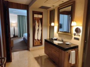 巴伦西亚Hesperia WTC Valencia的一间带水槽和镜子的浴室