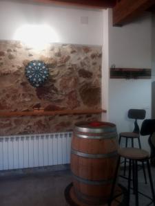 MontánCasa Buscareta的墙上有桶和飞镖板的房间