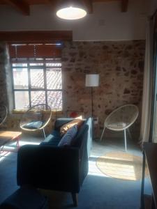 MontánCasa Buscareta的客厅配有蓝色的沙发和椅子