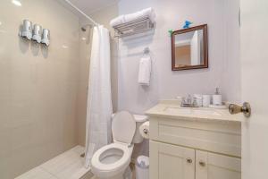 BuckleysBlue Haven (Mercy's Place)的白色的浴室设有卫生间和水槽。