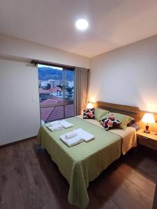 科恰班巴Un lugar para ti en Cochabamba.的一间卧室配有一张床,上面有两条毛巾