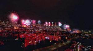 丰沙尔Casa dos Amigos Panoramic View的夜晚带灯光的城市景观