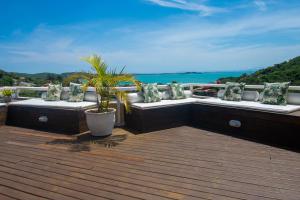 布希奥斯Pousada e Spa Villa Mercedes by Latitud Hoteles的阳台配有沙发,享有海景