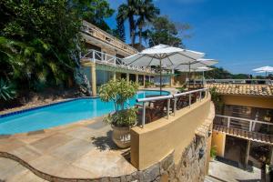布希奥斯Pousada e Spa Villa Mercedes by Latitud Hoteles的一座带游泳池和大楼的度假村