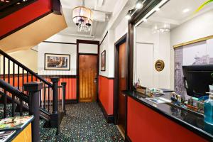 旧金山Mithila San Francisco - SureStay Collection by Best Western的一条带酒吧和楼梯的餐厅走廊