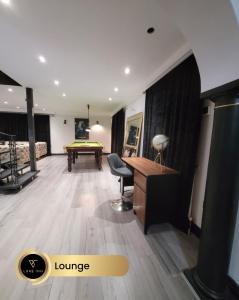 科恩布鲁克4 Bedroom House, Heathrow Airport, Luxe Inn的客厅配有台球桌和书桌