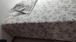 麦德林Apartamento MEDELLIN的一张带紫色花卉和床单的床