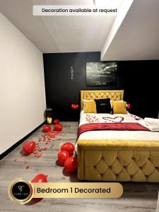 科恩布鲁克4 Bedroom House, Heathrow Airport, Luxe Inn的卧室配有一张红色气球床,位于地板上