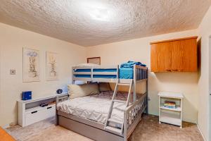 新奥尔良市Pacific Princess的一间卧室配有两张双层床。