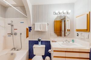 新奥尔良市Pacific Princess的浴室配有卫生间、盥洗盆和淋浴。