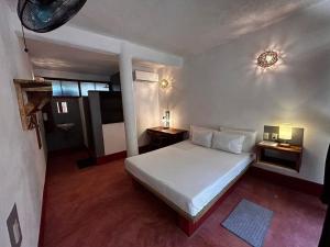 马祖特Casa AVA的卧室配有白色的床和2个床头柜
