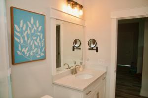 巴拿马城海滩Peaceful Shores Retreat的一间带水槽和镜子的浴室