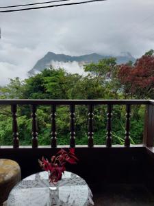 ValeraMonte Gocta的山景阳台上的桌子