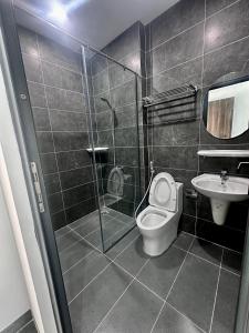 巴地市Ruby Motel Bà Rịa的带淋浴、卫生间和盥洗盆的浴室