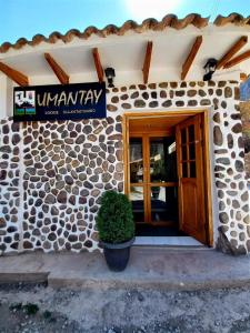 奥兰太坦波Hotel Humantay Lodge Ollantaytambo的一座有门和标志的建筑