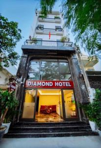 洞海Diamond Hotel Quảng Bình的一座建筑,上面有读钻石酒店的标志