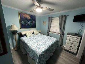 翡翠岛Barbara's Dream的一间卧室配有一张床和吊扇
