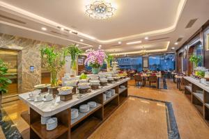 岘港Golden Lotus Hotel Da Nang的餐厅的自助餐