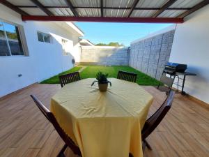 El RosarioCasa Perla ¡Clima y Comfort!的天井上摆放着黄色桌子和盆栽植物