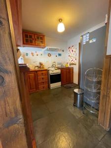 里坎雷Casa Lican Ray的厨房配有炉灶和冰箱。