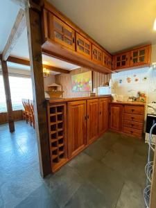 里坎雷Casa Lican Ray的一个带木制橱柜和桌子的大厨房