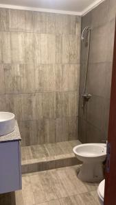 内科切阿Duplex del Parque y Balneario的一间带卫生间和水槽的浴室