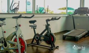 巴兰卡韦梅哈HOTEL RUTA DEL SOL的健身房内的2辆健身自行车和1个跑步机