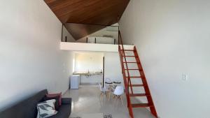 蒂安瓜Villa Suíça, Chalé Mezanino的客厅设有通往阁楼的楼梯