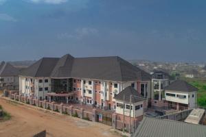 OnitshaAbada Luxury Hotel and Suites的享有带房屋的大型建筑的顶部景色